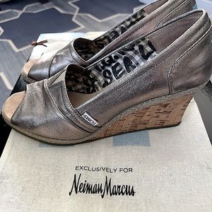 TOM'S METALLIC SILVER WEDGES!
Size W10. Created Exclusively for NEIMAN MARCUS!